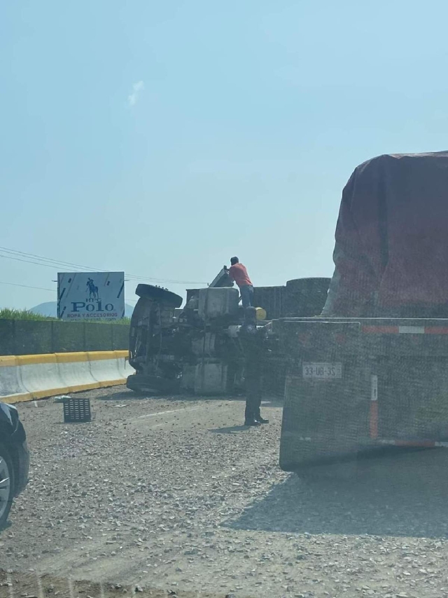 El accidente provocó el cierre de los dos carriles con dirección a Acapulco.