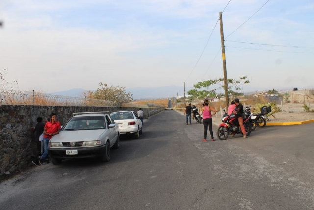  El cadáver quedó tendido junto a la motocicleta.