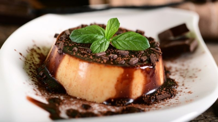 Sigue esta receta para hacer un cremoso y dulce flan de chocolate sin horno