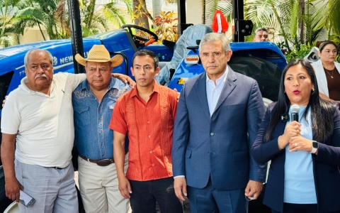 Entrega ayuntamiento capitalino dos tractores a representantes de ejidos de San Antón y Santa María