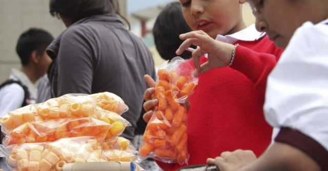 Aprueban prohibir venta de &quot;comida chatarra&quot; en escuelas.