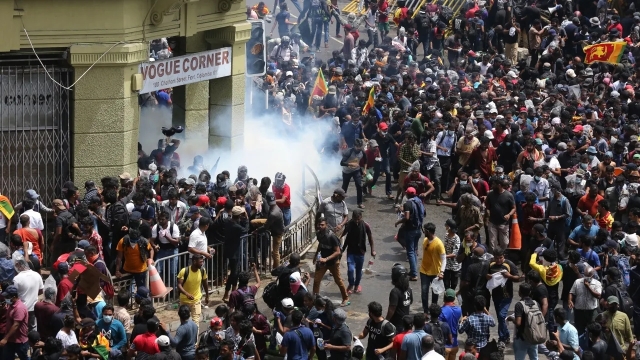 Manifestantes irrumpen en residencia del presidente de Sri Lanka; exigen su renuncia