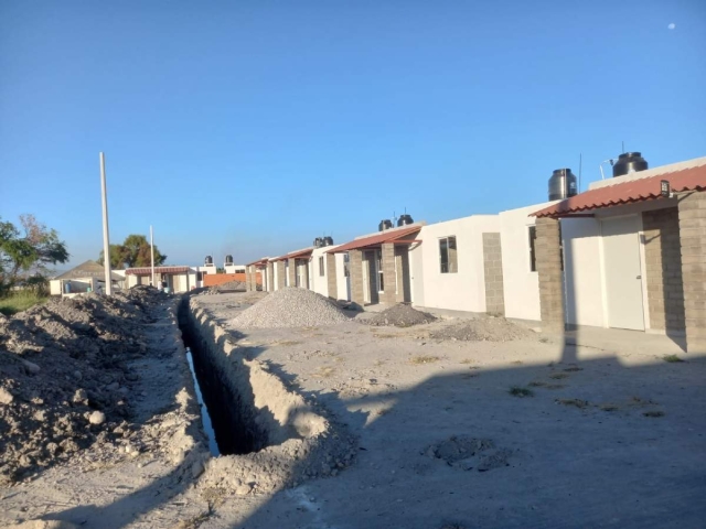 Desde hace una semana trabajan en la introducción de servicios en el nuevo conjunto habitacional para damnificados del sismo. Se estima que hay todavía más de cien personas afectadas.