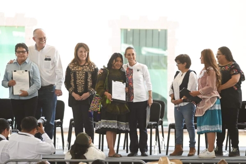 En un acto de justicia, se entregaron títulos y constancias de propiedad a integrantes de la Red de Mujeres Agraristas, reconociendo todos sus derechos como poseedoras de la tierra. 
