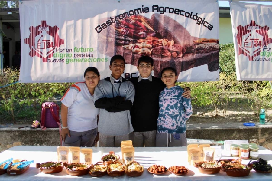  Alumnos del plantel hicieron una demostración de sus proyectos en varias áreas. Se destacó la importancia de la participación social para proteger la biodiversidad. 