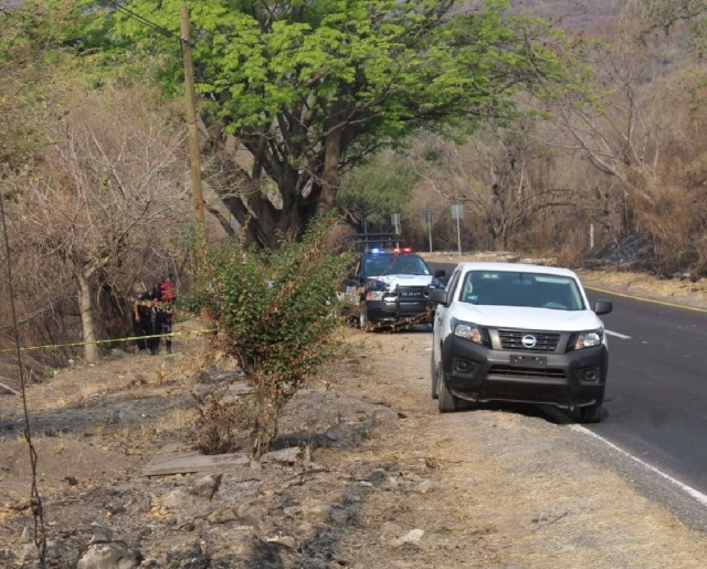 El cadáver fue encontrado a orillas de la carretera.