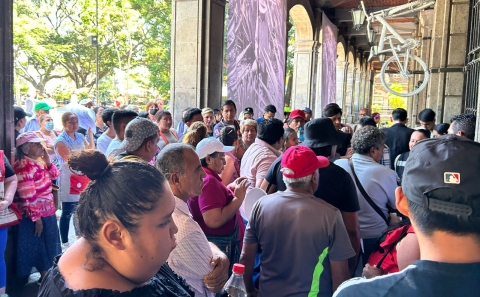 Se manifiestan comerciantes del mercado ALM; piden se libere andén para instalar tianguis de Día de Muertos