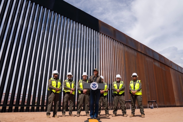Estados Unidos pinta de negro la valla fronteriza con México para bloquear migración