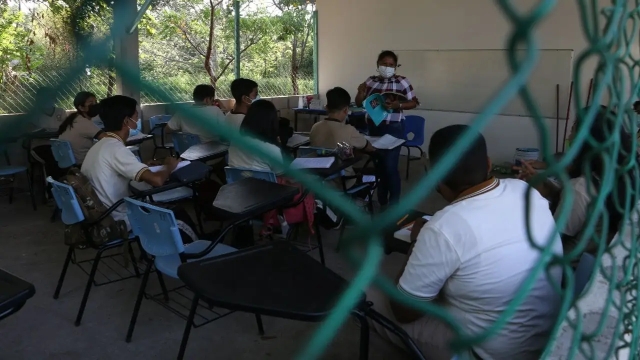 Alumnos rocían alcohol y queman a uno de sus compañeros en salón de clases