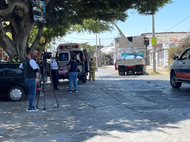  Debido al choque, vecinos de la zona se quedaron sin energía eléctrica durante algunas horas.