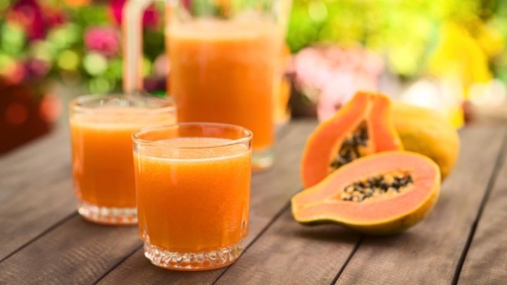 Jugo de papaya con manzana para desintoxicar el cuerpo, así lo puedes preparar