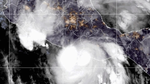 Huracán &#039;Erick&#039; toca tierra en Oaxaca como categoría 3 con lluvias intensas