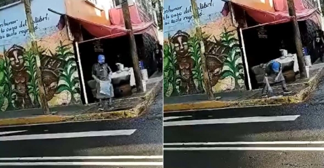 Taquero limpia mesas con agua sucia de un charco en CDMX.