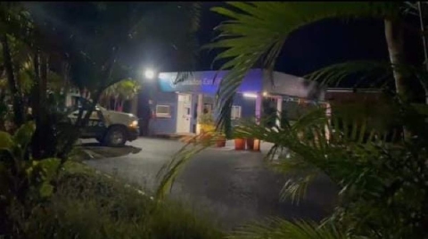 Derivado del robo, agentes policiacos acudieron a la agencia afectada.