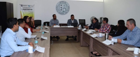 El fiscal especializado Alberto Belmont y el comisionado Óscar Alfredo Valdepeña se reunieron para coordinar labores.  