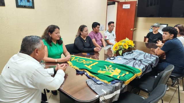 El director del plantel felicitó a los estudiantes que participarán en el evento.