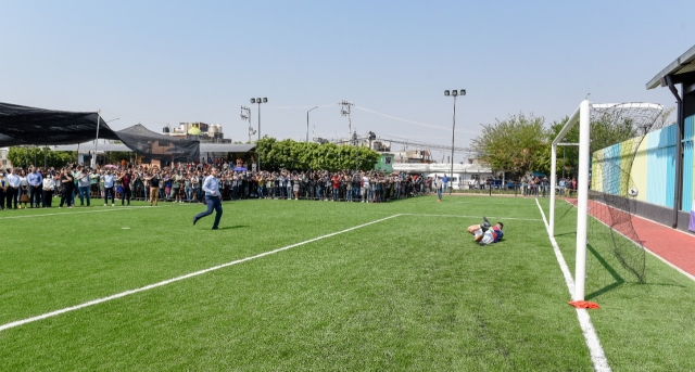 Inaugura Cuauhtémoc Blanco remodelación de unidad deportiva &#039;La Lagunilla&#039;