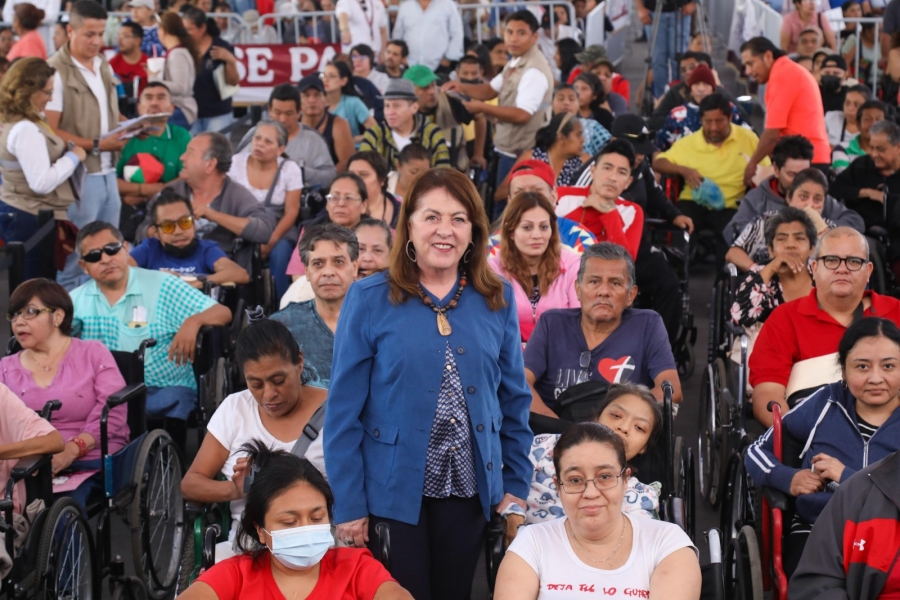 Entregan Margarita González Saravia y Gobierno de México tarjetas del programa de apoyo para personas con discapacidad