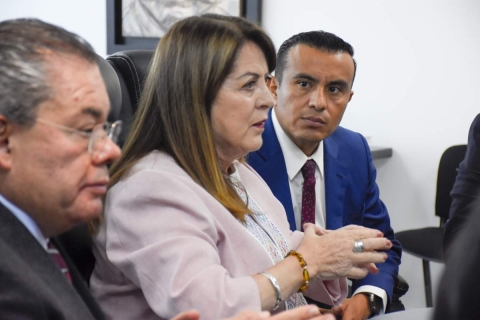 La mandataria estatal se reuni&oacute; con diputados durante su visita a la sede del Legislativo local. 