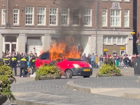 Conductor herido tras explotar su coche en Plaza Dam de Ámsterdam