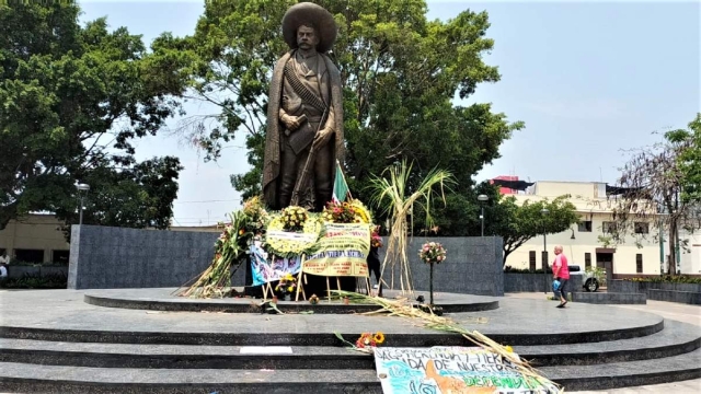 Varias ofrendas florales fueron colocadas al pie de la escultura de Emiliano Zapata.