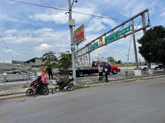 Después de unos minutos, el motociclista se retiró del sitio.