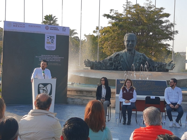 Develan billete de lotería conmemorativo del 80 aniversario del IMSS, en Oaxtepec