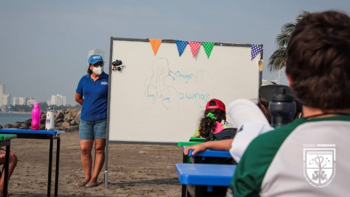 Alumnos de un colegio de Veracruz toman clases con vista al mar.