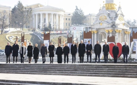 Zelenski destaca el &#039;heroísmo&#039; ucraniano en el tercer aniversario de la invasión rusa
