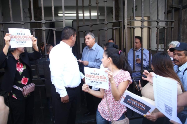 Los promotores de la protesta pidieron vandalizar los libros. 