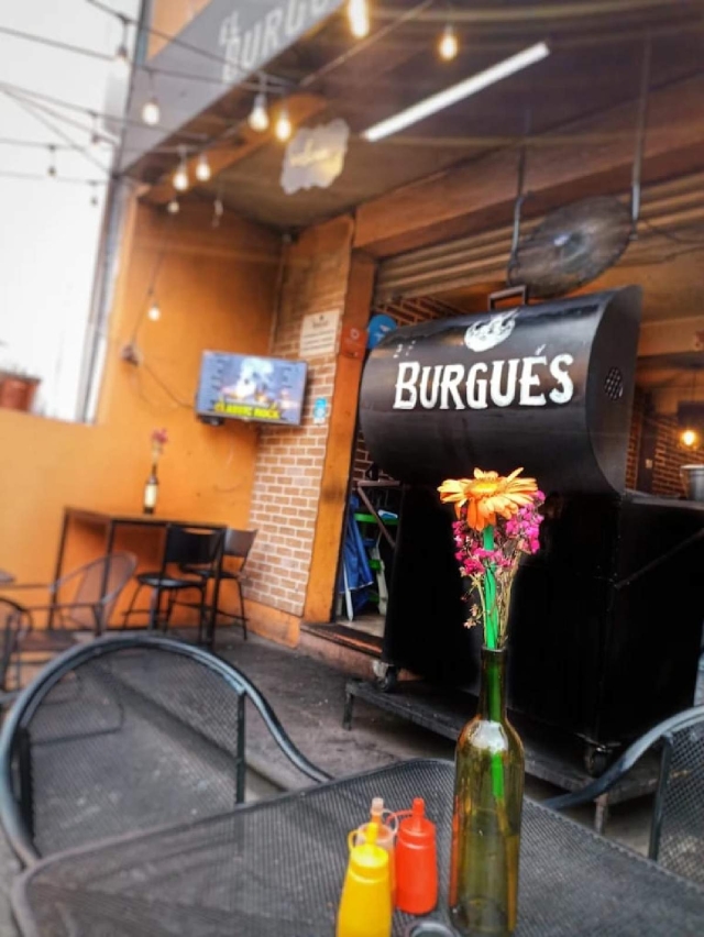 Los comensales y trabajadores del restaurante fueron despojados de sus pertenencias.