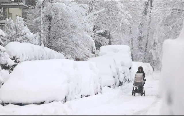 Tormenta invernal paraliza tráfico aéreo y ferroviario en Europa