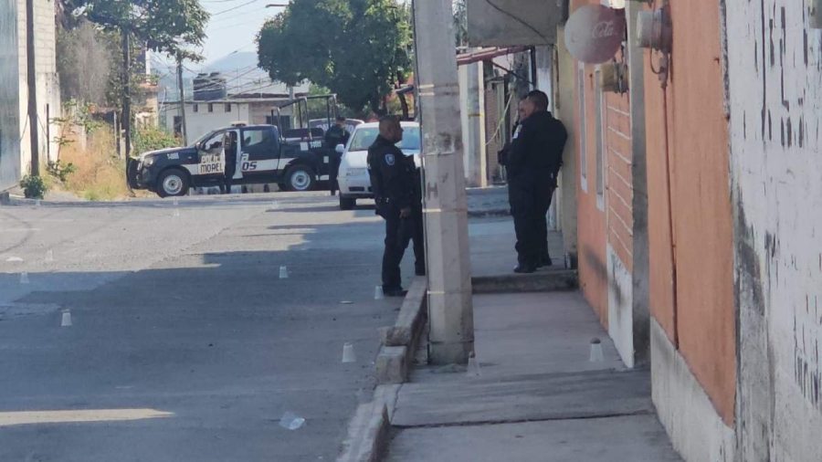 En la calle quedaron esparcidos al menos 20 casquillos.