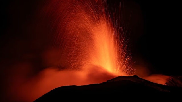 Erupción del Volcán Etna obliga a cerrar Aeropuerto en Italia