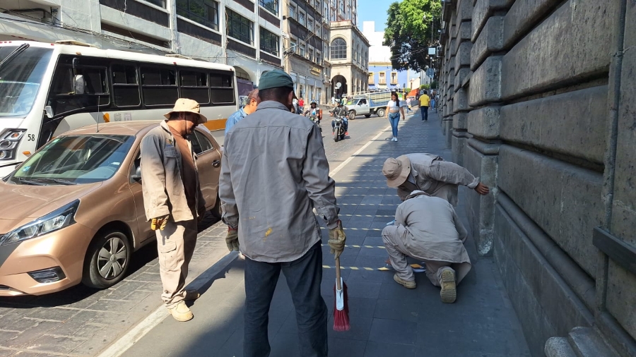 Instalan líneas antiderrapantes en banquetas del primer cuadro de Cuernavaca