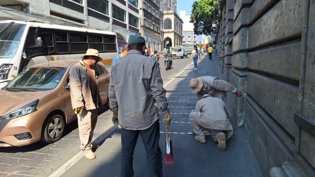Instalan líneas antiderrapantes en banquetas del primer cuadro de Cuernavaca