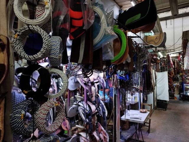 El maestro satisface los gustos de trabajadores del campo y de practicantes de la charrer&iacute;a, entre otros clientes.  