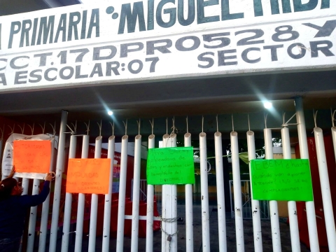Protestan padres de familia de la primaria &#039;Miguel Hidalgo&#039; de Puente de Ixtla
