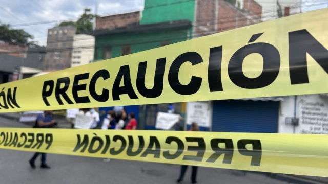 Vecinos de las calles Cuauhtemotzín y Humboldt bloquearon el tránsito vehicular en demanda de seguridad en la zona. 