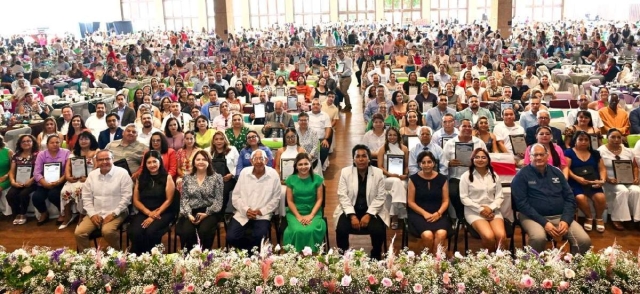 Autoridades de la UAEM entregaron los galardones a 410 académicos en un acto realizado en el World Trade Center. 