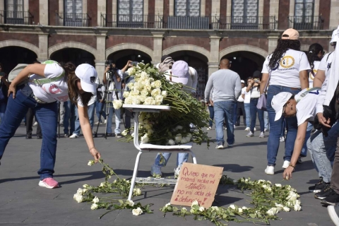 Alumnos de la Facultad de Contadur&iacute;a de la UAEM realizaron un homenaje a Kimberly Joselin Ramos Beltr&aacute;n durante la movilizaci&oacute;n de ayer en el z&oacute;calo de Cuernavaca. 