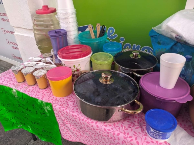 María Juana Estrada prepara los alimentos una noche antes para vender al mediodía siguiente.