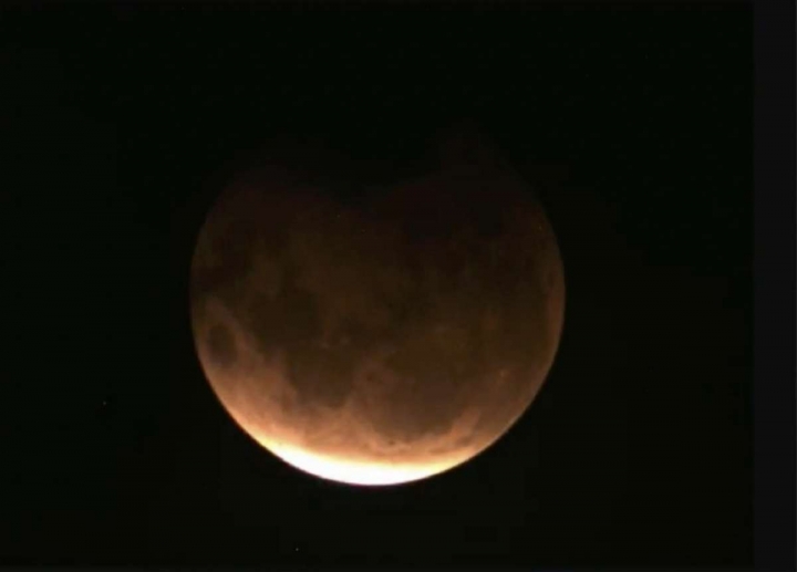 Superluna roja deleita los sentidos en el mundo 