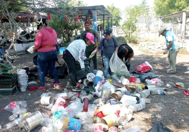 En los 21 panteones del municipio se realizan acciones para prevenir la propagación del mosco transmisor del dengue.