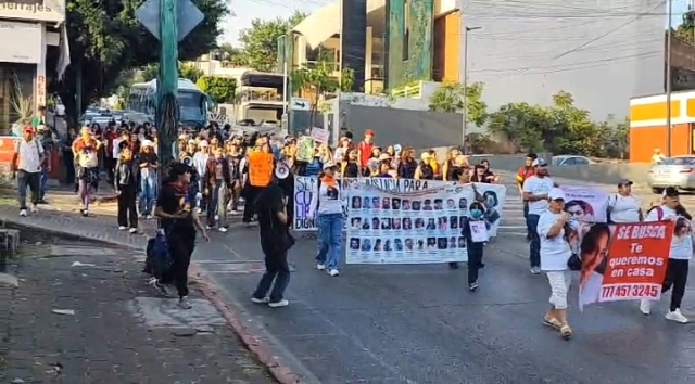 Marcha colectiva Sembrando Vida como parte de la conmemoración del 25N