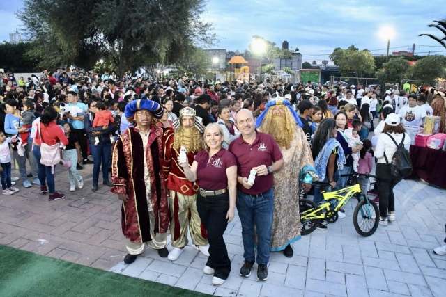 Caravana Reyes Magos 2024: Araceli García y Rodrigo Arredondo siguen entregando juguetes