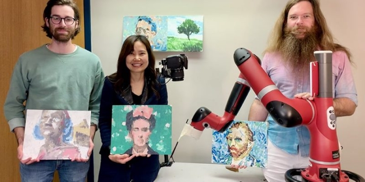 Conoce a FRIDA, un robot capaz de pintar obras gracias a la inteligencia artificial