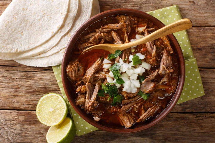 Dile adiós a los días lluviosos con esta receta rápida para hacer una tradicional birria