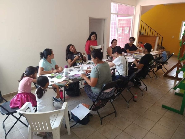 Niños y adultos se inscribieron al taller.