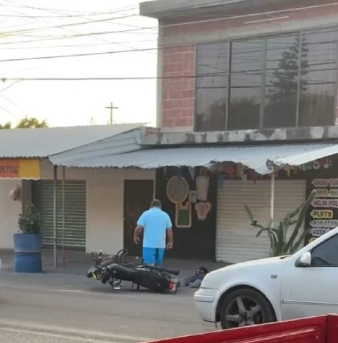 El hombre quedó sin vida junto a la moto que conducía.